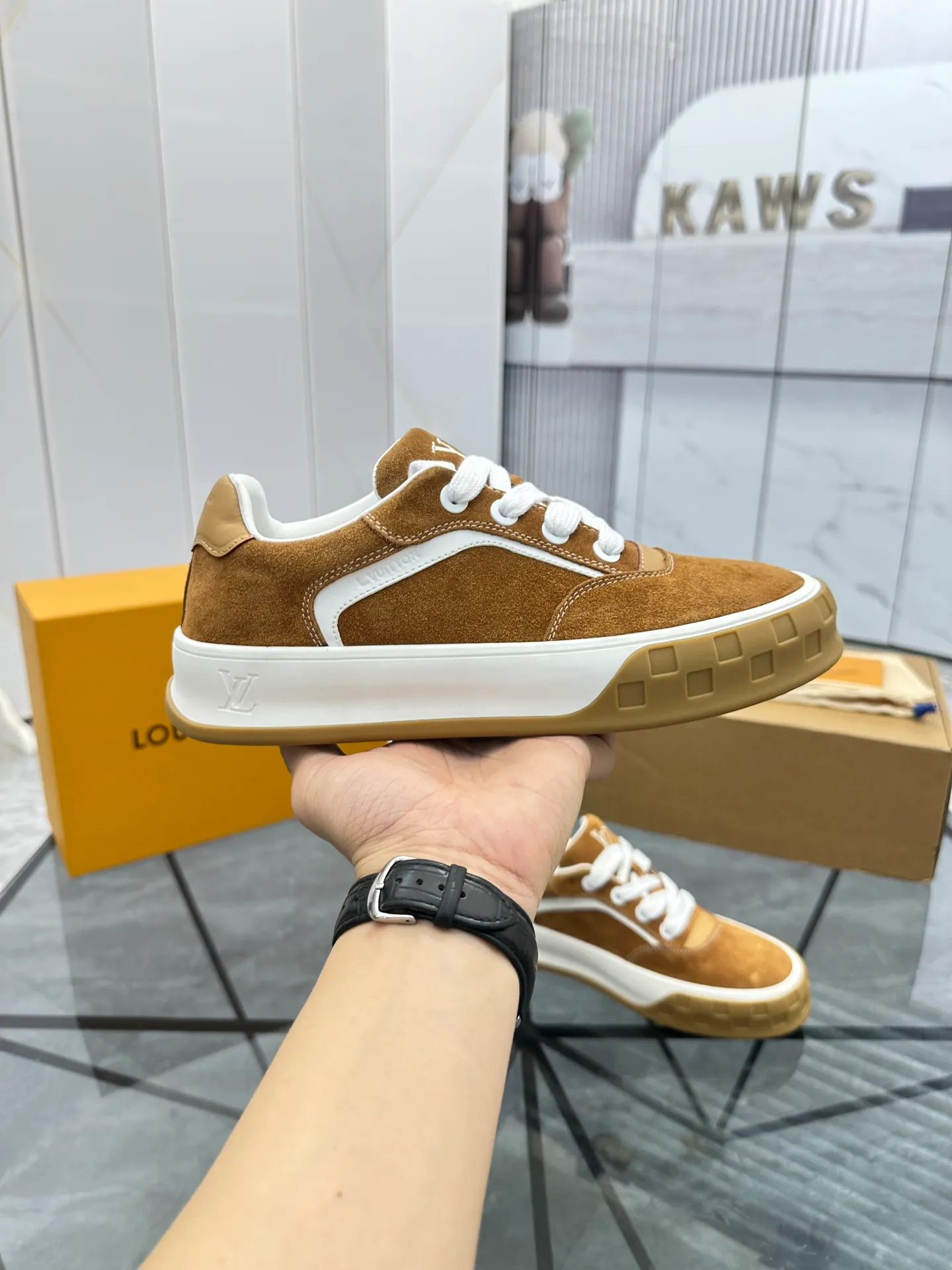 Men's shoes for sale 💰: 💰P660¥ Top quality Comes with airplane case Product trademark: LV* "Louis Vuitton*" low-top casual shoes Regular size: 35-44 (can be customized to 45) Couple style Product materials: imported nubuck leather upper, sheepskin lining, original outsole. Number: 819